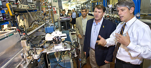 UC Berkeley physicist Roger Falcone explains X-ray microscopy experiments underway at Berkeley Lab's Advanced Light Source