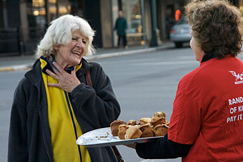 Kindness crew passes out muffins to strangers