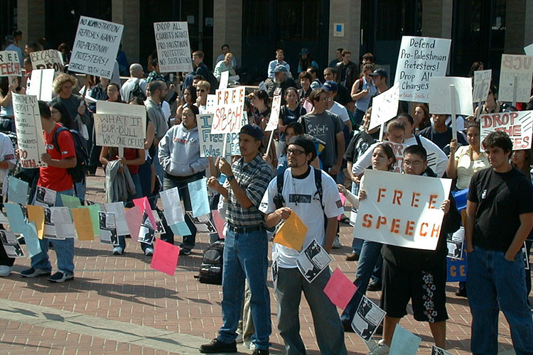 Chanting, sign-waving protesters rally on Sproul Plaza to protest a student conduct hearing for Roberto Hernandez. 9.30.2002